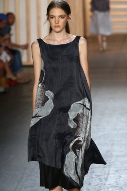 tibi defile pist model yürür