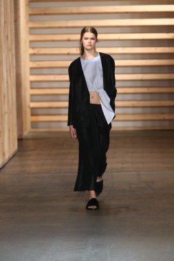 tibi defile pist model yürür