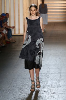 tibi defile pist model yürür