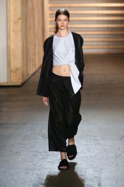 tibi defile pist model yürür