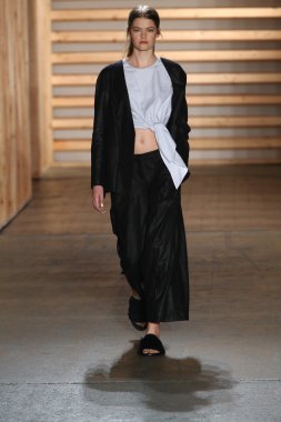 tibi defile pist model yürür