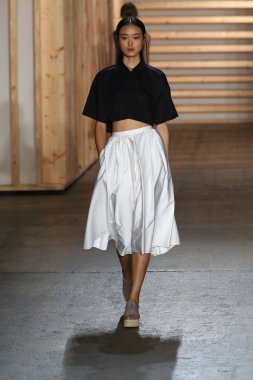 tibi defile pist model yürür