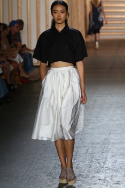 tibi defile pist model yürür