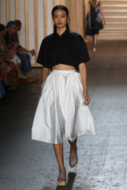 tibi defile pist model yürür