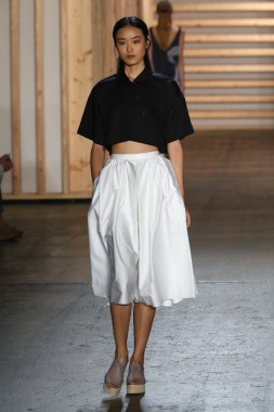 tibi defile pist model yürür