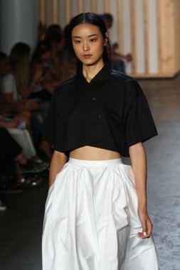 tibi defile pist model yürür