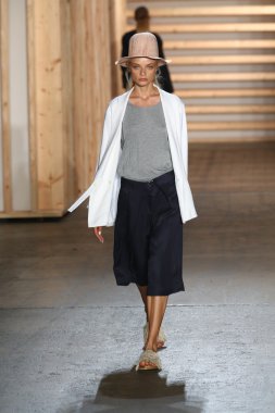 tibi defile pist model yürür