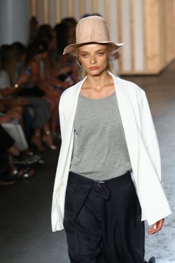 tibi defile pist model yürür