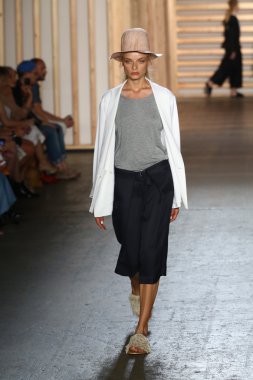tibi defile pist model yürür