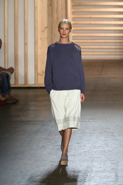 Model walks the runway at the Tibi fashion show — Stock Photo, Image