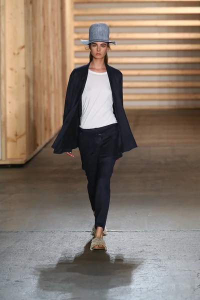 Model walks the runway at the Tibi fashion show — Stock Photo, Image