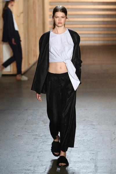 Model walks the runway at the Tibi fashion show — Stock Photo, Image