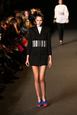alexander wang defile pist model yürür