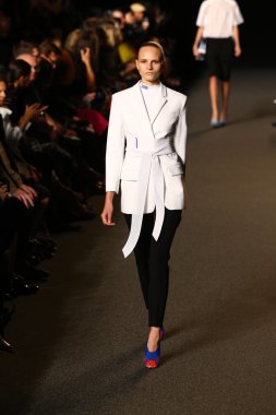 alexander wang defile pist model yürür