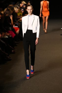 alexander wang defile pist model yürür