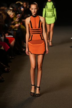 alexander wang defile pist model yürür
