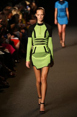 alexander wang defile pist model yürür