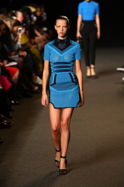 alexander wang defile pist model yürür