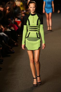 alexander wang defile pist model yürür