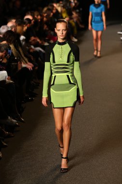 alexander wang defile pist model yürür
