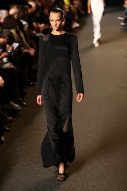 alexander wang defile pist model yürür