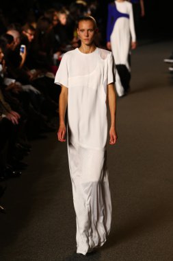 alexander wang defile pist model yürür