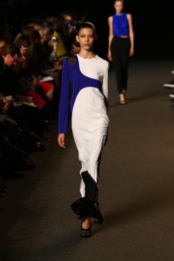 alexander wang defile pist model yürür