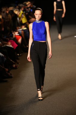 alexander wang defile pist model yürür