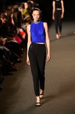 alexander wang defile pist model yürür