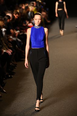 alexander wang defile pist model yürür