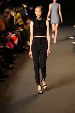 alexander wang defile pist model yürür