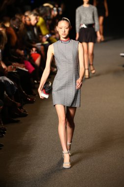 alexander wang defile pist model yürür