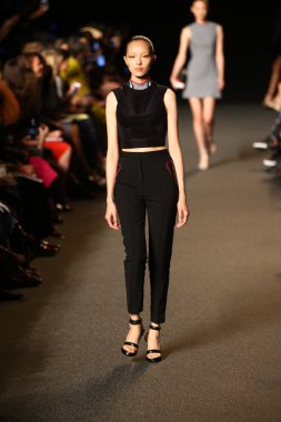 alexander wang defile pist model yürür