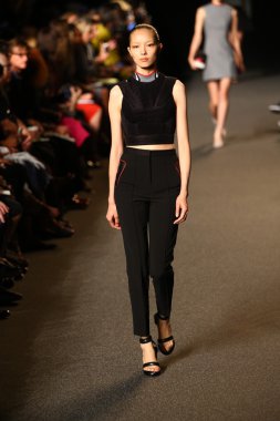 alexander wang defile pist model yürür