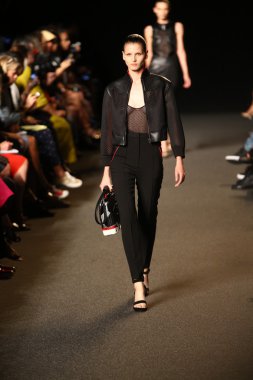 alexander wang defile pist model yürür