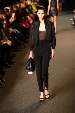 alexander wang defile pist model yürür