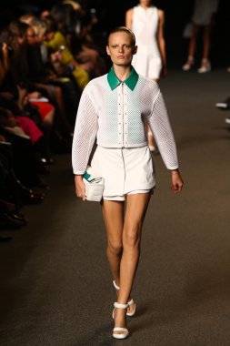 alexander wang defile pist model yürür