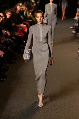 alexander wang defile pist model yürür