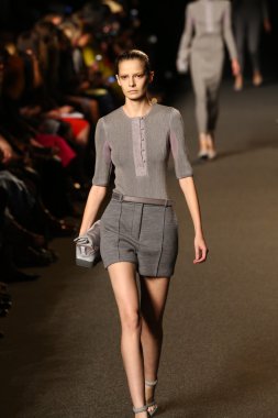alexander wang defile pist model yürür