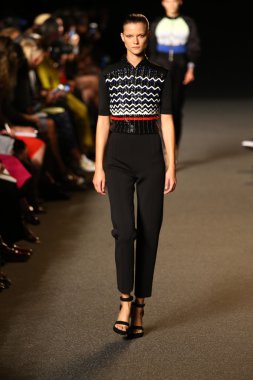 alexander wang defile pist model yürür