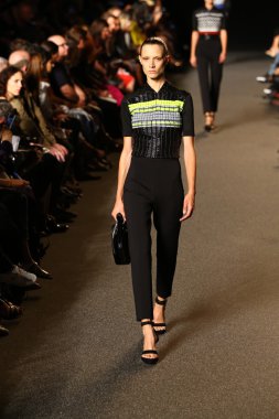 alexander wang defile pist model yürür