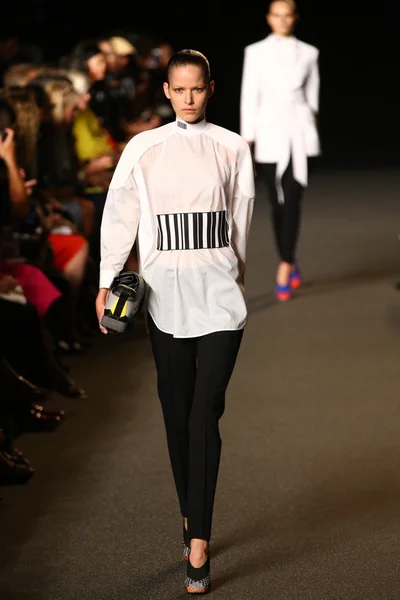 Modelo camina por la pasarela en el desfile de moda Alexander Wang —  Fotos de Stock