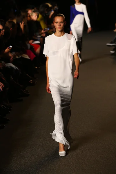 Modelo camina por la pasarela en el desfile de moda Alexander Wang — Foto de Stock