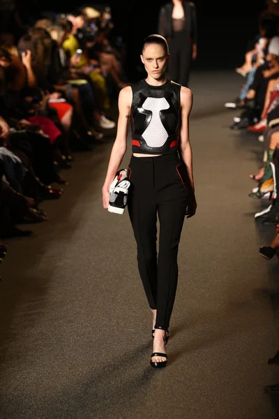 Modelo camina por la pasarela en el desfile de moda Alexander Wang — Foto de Stock