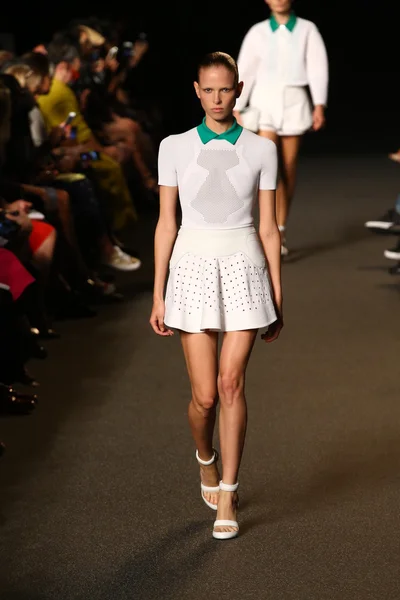 Modelo caminha a pista no desfile de moda Alexander Wang — Fotografia de Stock