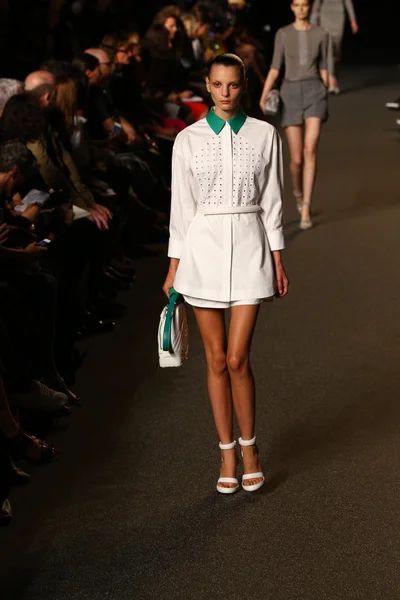 Modelo camina por la pasarela en el desfile de moda Alexander Wang —  Fotos de Stock