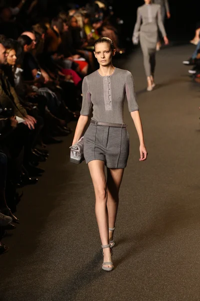 Model walks the runway at the Alexander Wang fashion show — Stock Photo, Image