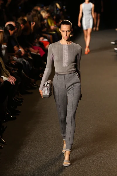 Модель ходит по подиуму на показе мод Александра Ванга — стоковое фото