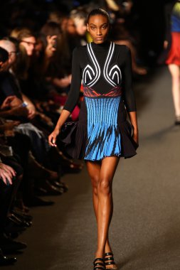 alexander wang defile pist model yürür