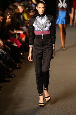 alexander wang defile pist model yürür